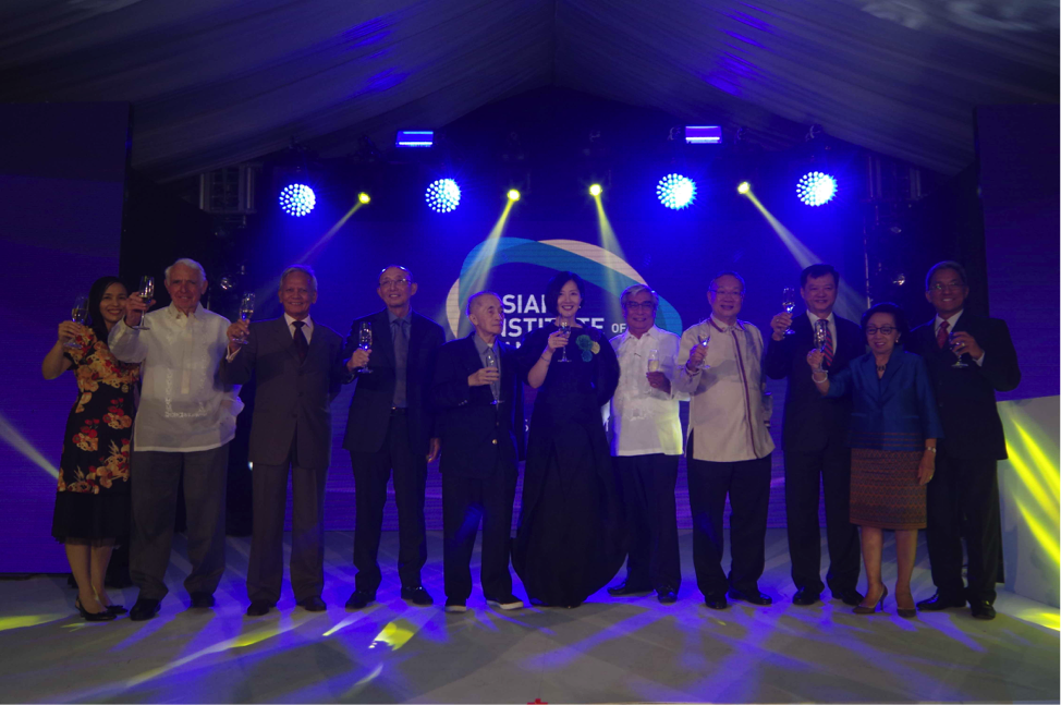 Members of the AIM Board of Governors and Board of Trustees join Jikyeong and AAIM Chairman Greg Atienza to celebrate AIM’s new visual identity. (From left) Tet Mañalac, Bud Sorenson, Gabby Paredes, Polly Nazareno, Oscar López, Jikyeong Kang, Arps De Vera, Robert Kuan, Philip Ng, Delia Albert, and Greg Atienza.