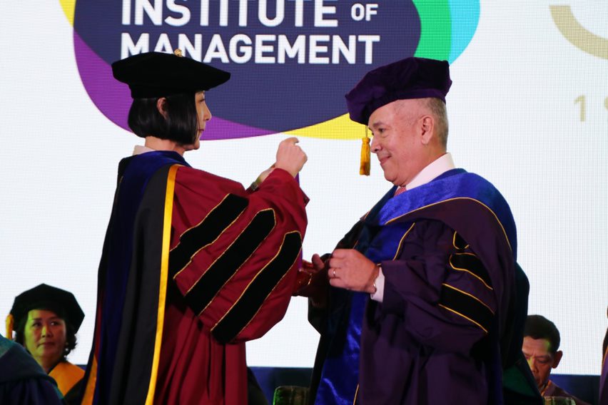 Dr. Jikyeong Kang presenting the Honorary Doctoral Degree to the Commencement Speaker, Mr. Erramon Isidro Aboitiz 