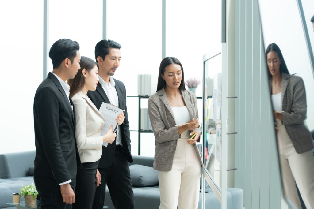 Young entrepreneurs in Asia Organize meetings to brainstorm and