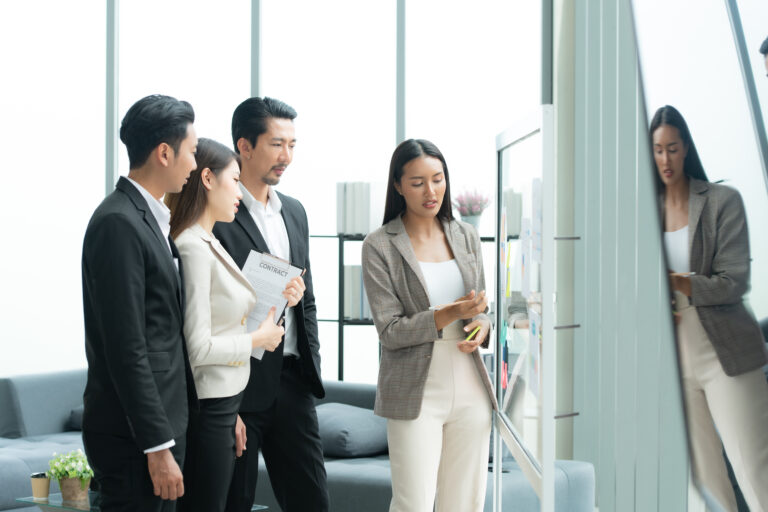 Young entrepreneurs in Asia Organize meetings to brainstorm and