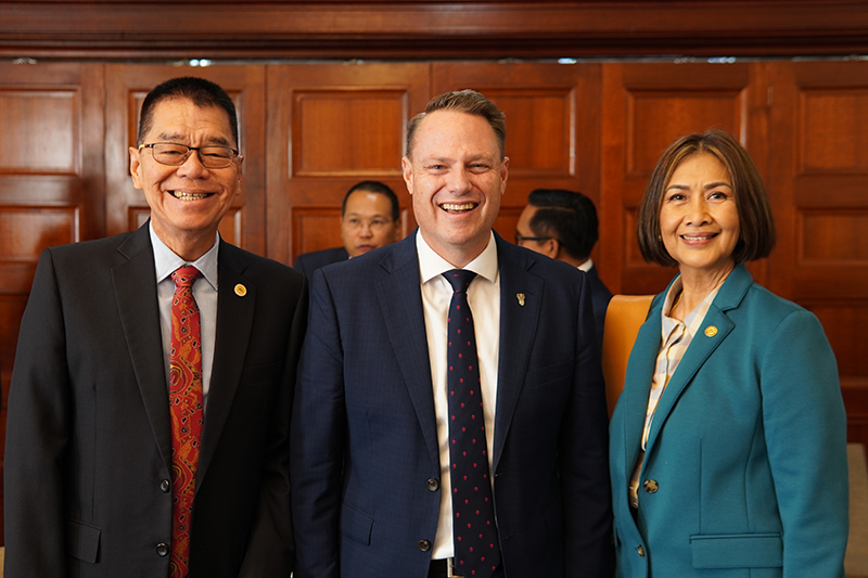 welcomed by the Lord Mayor of Brisbane, Adrian Schrinner 3