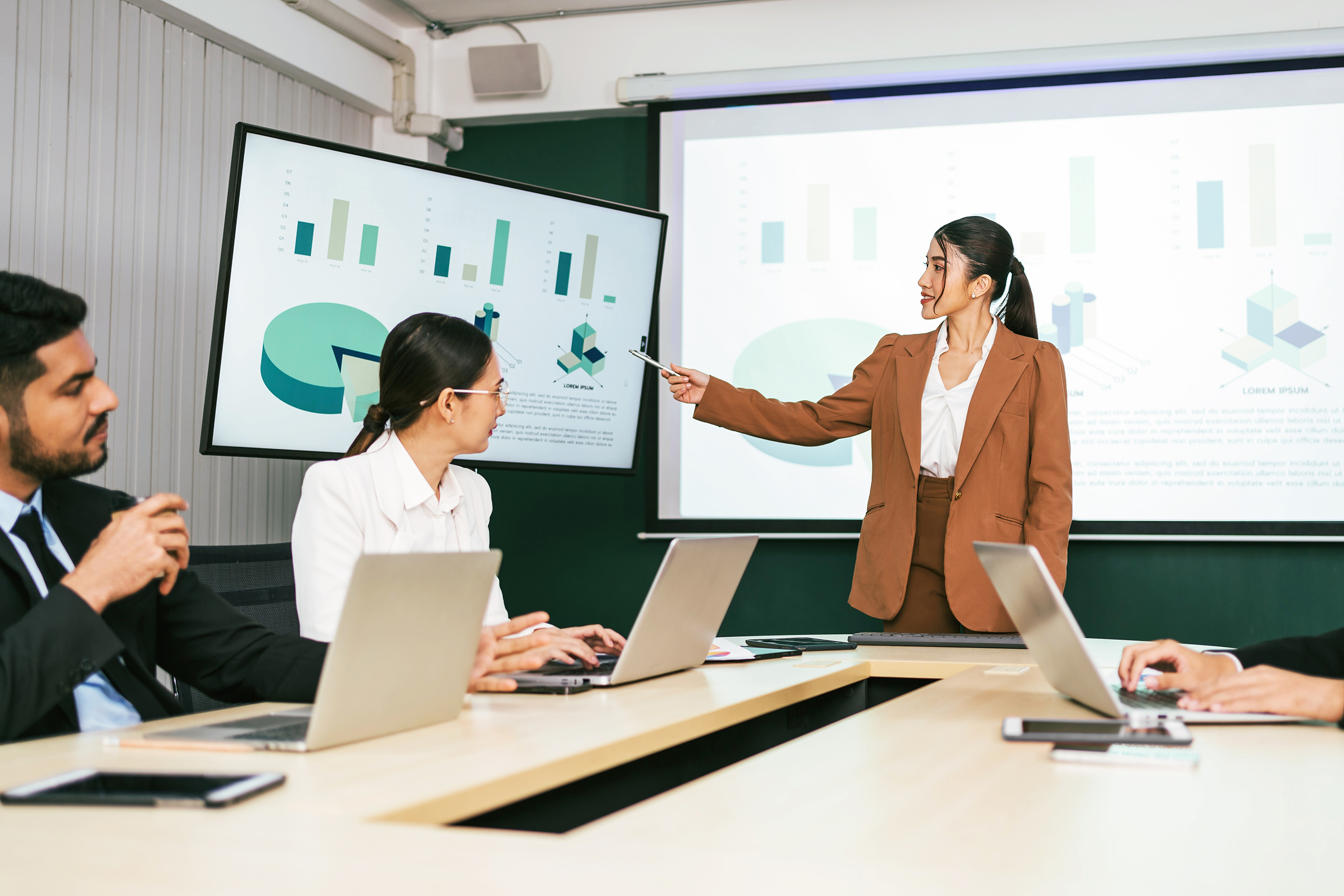A,Cheerful,And,Confident,Asian,Businesswoman,Stands,,Present,Bar,Charts