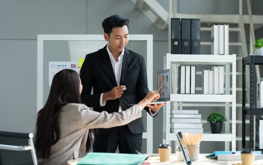 financial technology students having a discussion