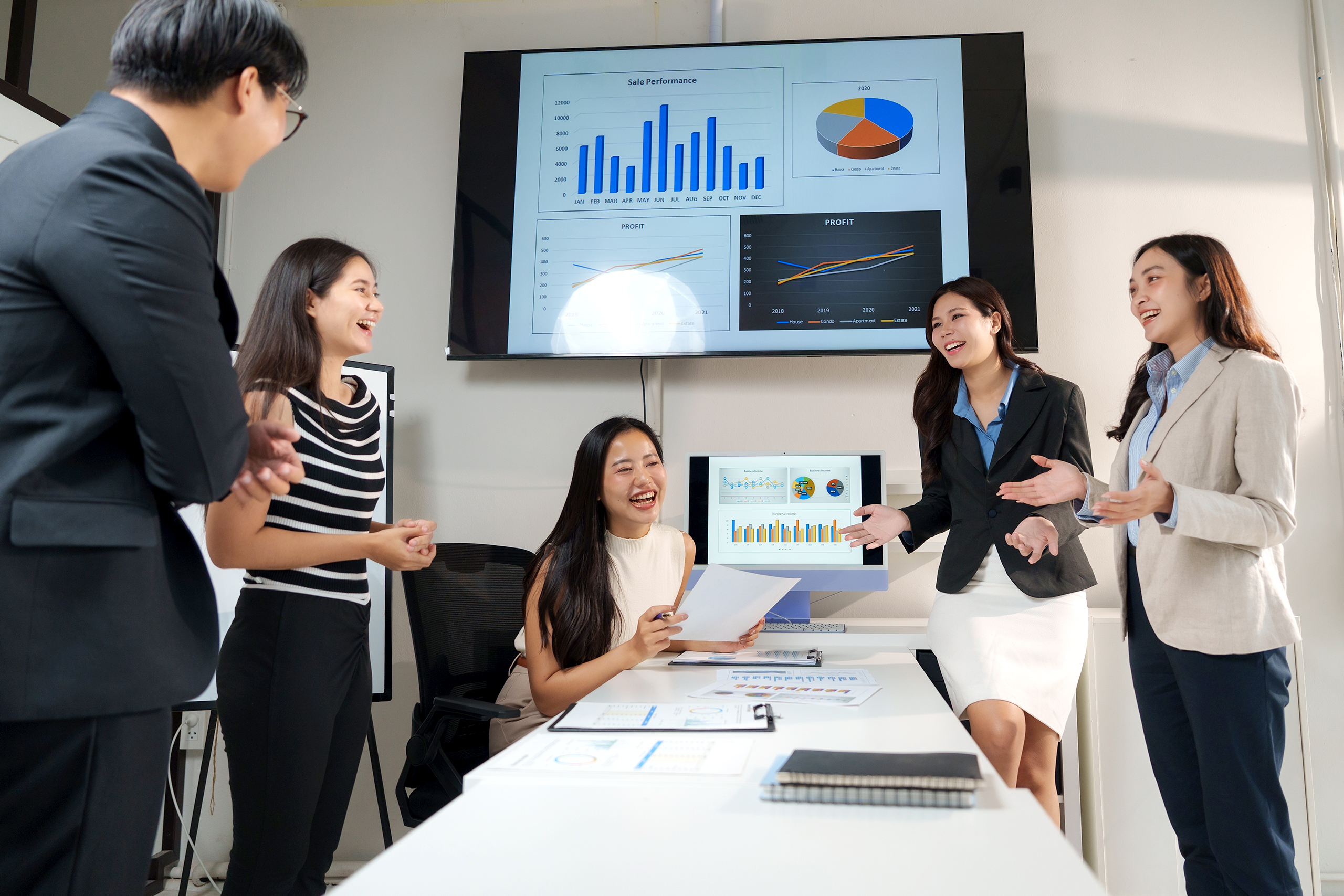 Group,Of,Asian,Marketing,Managers,Celebrating,Positive,Sales,Performance,,During