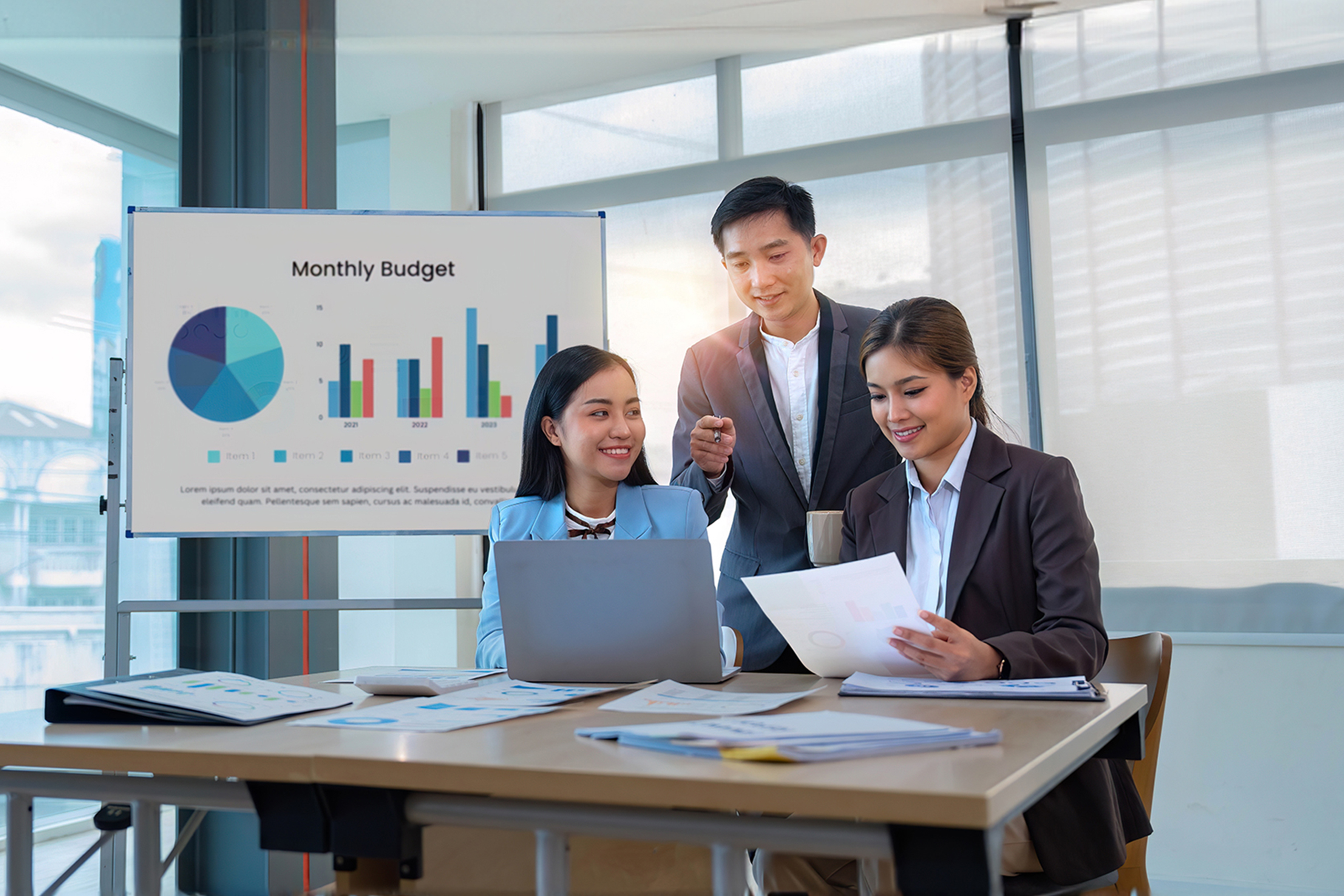 Asian,Business,Adviser,Meeting,To,Analyze,And,Discuss,The,Situation