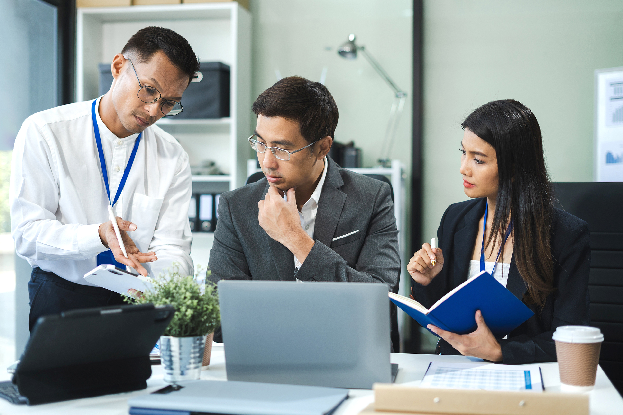 Engineer,Teamwork,Meeting,,With,Partner,On,Model,Building,At,Company